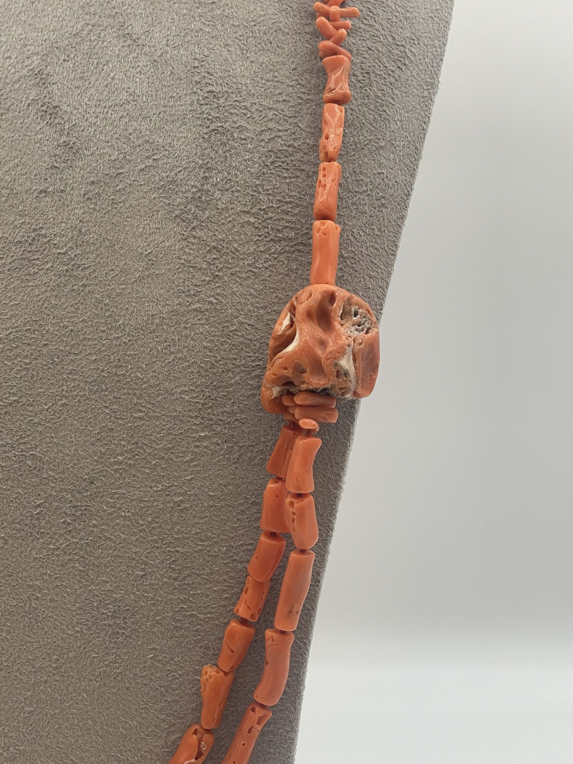Splendida collana da donna in Corallo Sciacca di Patricia Oro Creations, un gioiello made in italy di alta gioielleria. (Vista 2)