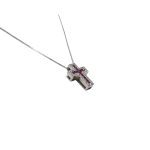 Splendida Croce Davite & Delucchi in oro bianco 750 con diamanti e rubini, un capolavoro di alta gioielleria. (Vista 2)