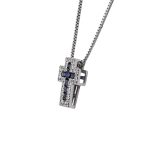 Splendida Croce Davite & Delucchi in oro bianco 750 con diamanti e zaffiri, un capolavoro di alta gioielleria. (Vista 2)