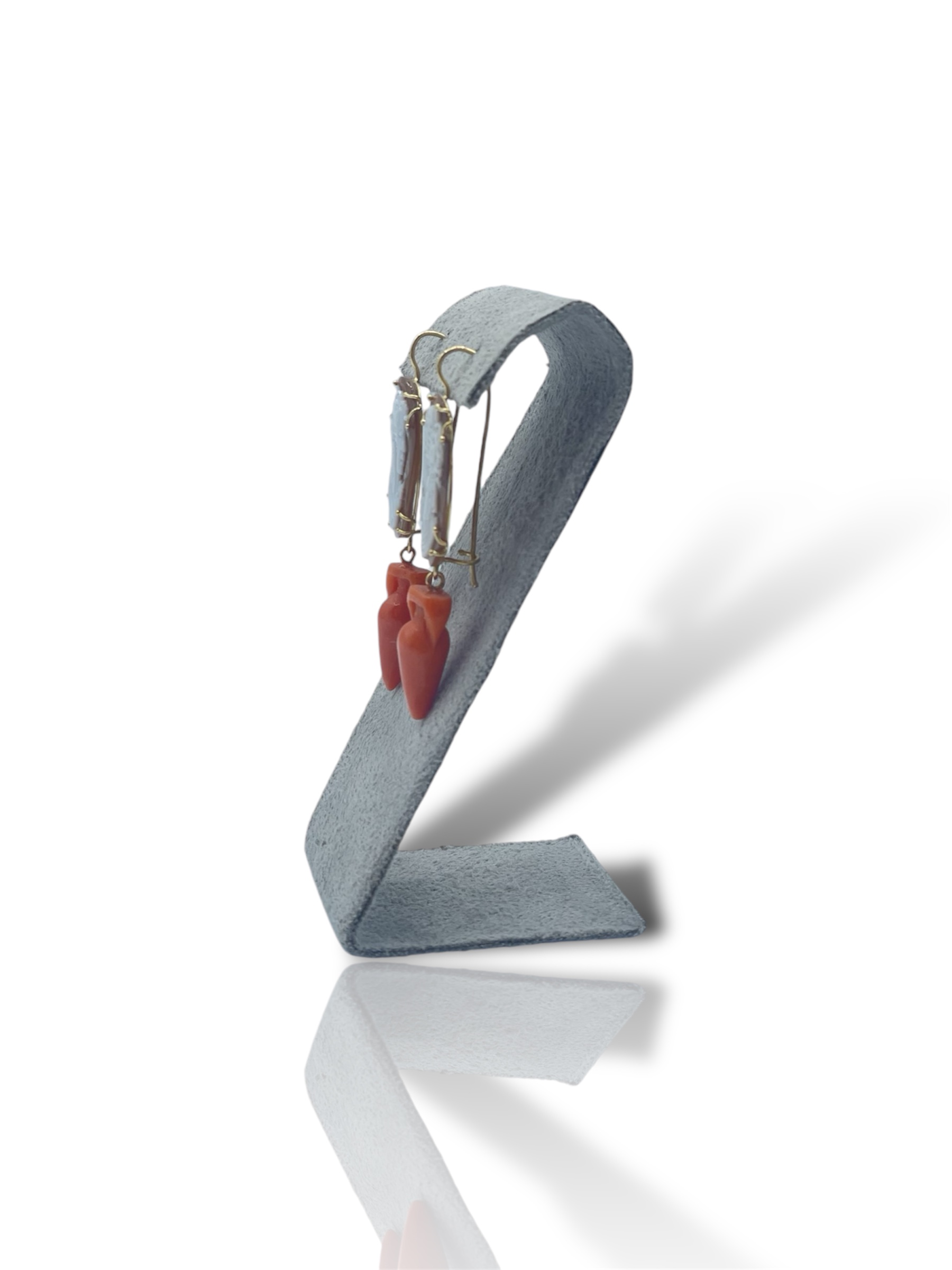 Orecchini Cammeo in Corallo Sciacca di Patricia Oro Creations (Vista 2) | Gioielleria Patricia Oro Splendidi orecchini Cammeo con scultura in Corallo Sciacca, un capolavoro di gioielli made in italy, perfetti per un'occasione speciale. (Vista 2)