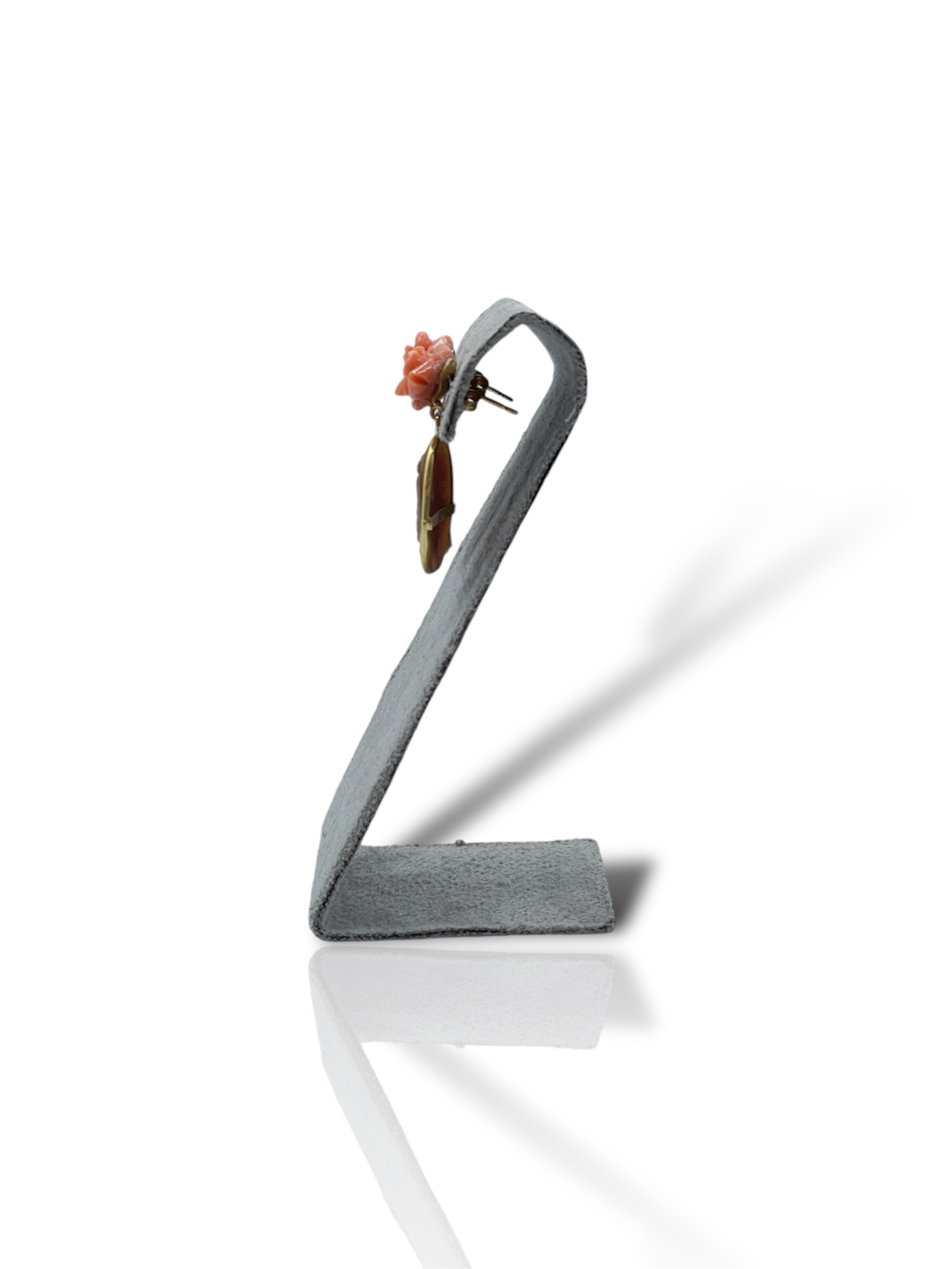 Splendidi orecchini Cammeo con Corallo Sciacca di Patricia Oro Creations, un esempio di gioielli made in italy e alta gioielleria. (Vista 2)