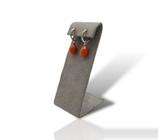 Splendidi orecchini in oro con corallo e diamanti, un gioiello di lusso perfetto per un'occasione speciale. (Vista 2)