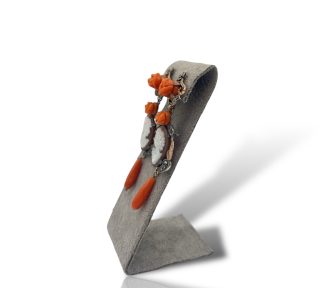 Splendidi orecchini Corallo Sciacca con cammeo in oro, un capolavoro di alta gioielleria made in Italy, perfetti per un'occasione speciale. (Vista 2)