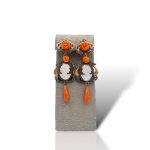Splendidi orecchini Corallo Sciacca con cammeo in oro, un capolavoro di alta gioielleria made in Italy, perfetti per un'occasione speciale.