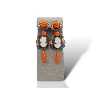 Splendidi orecchini Corallo Sciacca con cammeo in oro, un capolavoro di alta gioielleria made in Italy, perfetti per un'occasione speciale.