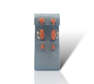 Splendidi orecchini Corallo Sciacca in stile antico con diamanti piatti in oro, un gioiello di lusso firmato Patricia Oro Creations, perfetto per un'idea regalo preziosa.