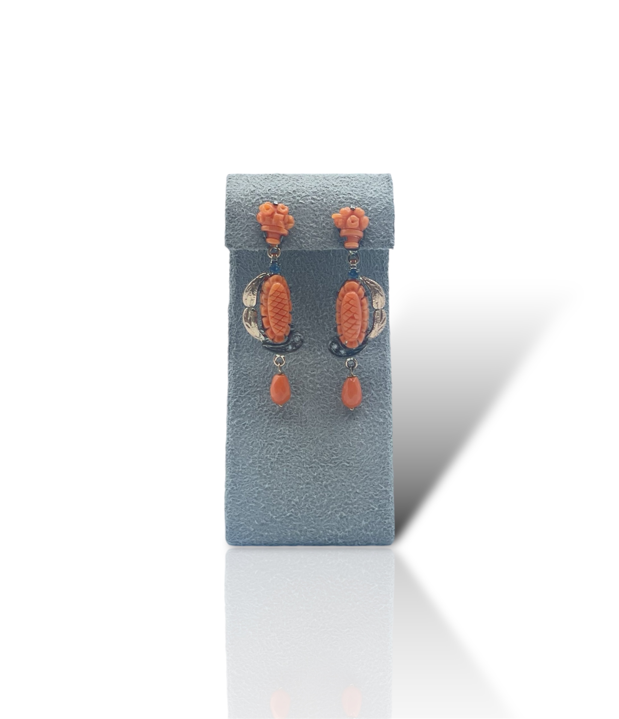 Splendidi orecchini Corallo Sciacca in stile antico con diamanti piatti in oro, un gioiello di lusso firmato Patricia Oro Creations, perfetto per un'idea regalo preziosa.