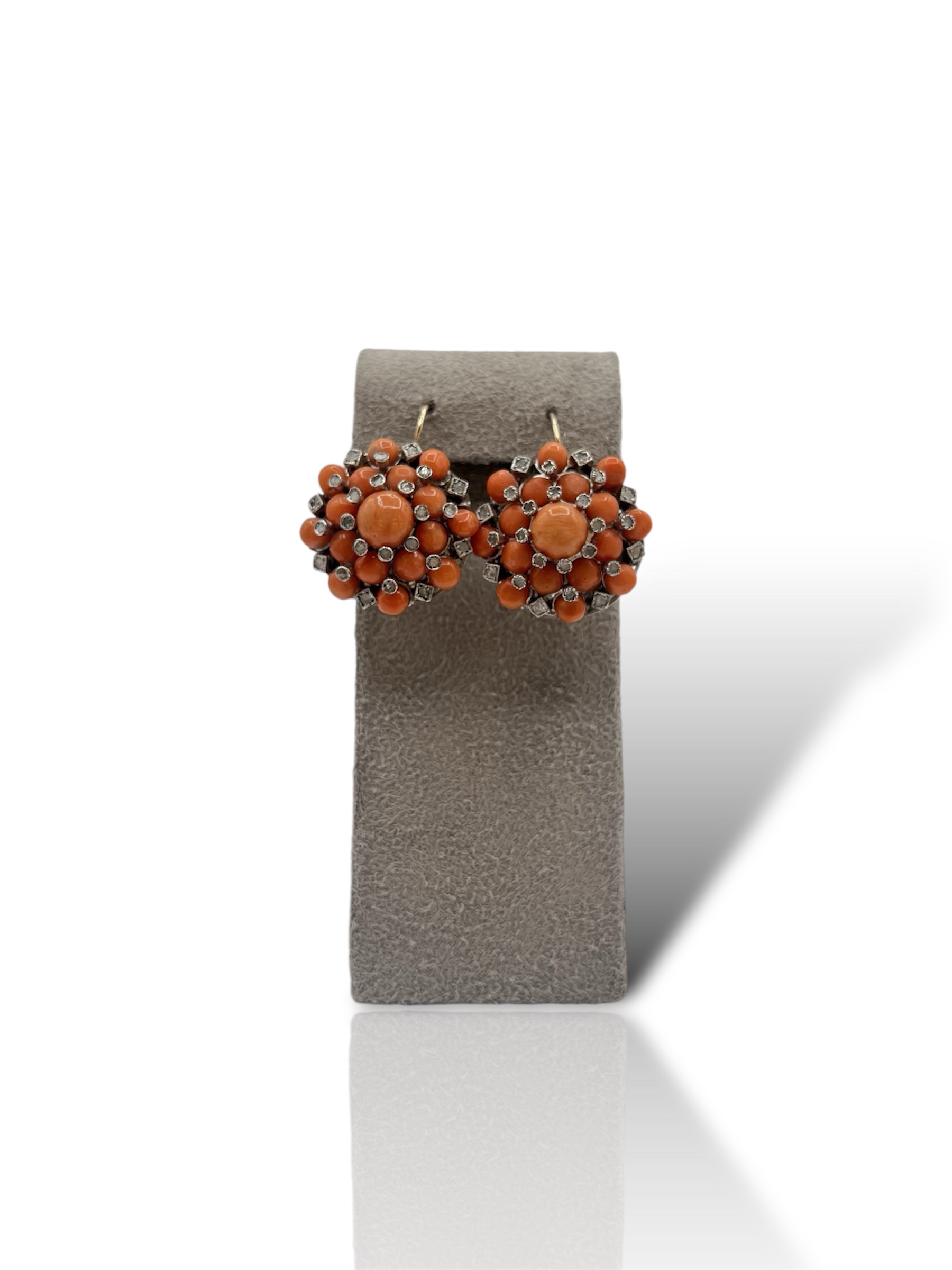 Splendidi orecchini Corallo Sciacca in stile antico con diamanti piatti in oro, un gioiello di lusso firmato Patricia Oro Creations.