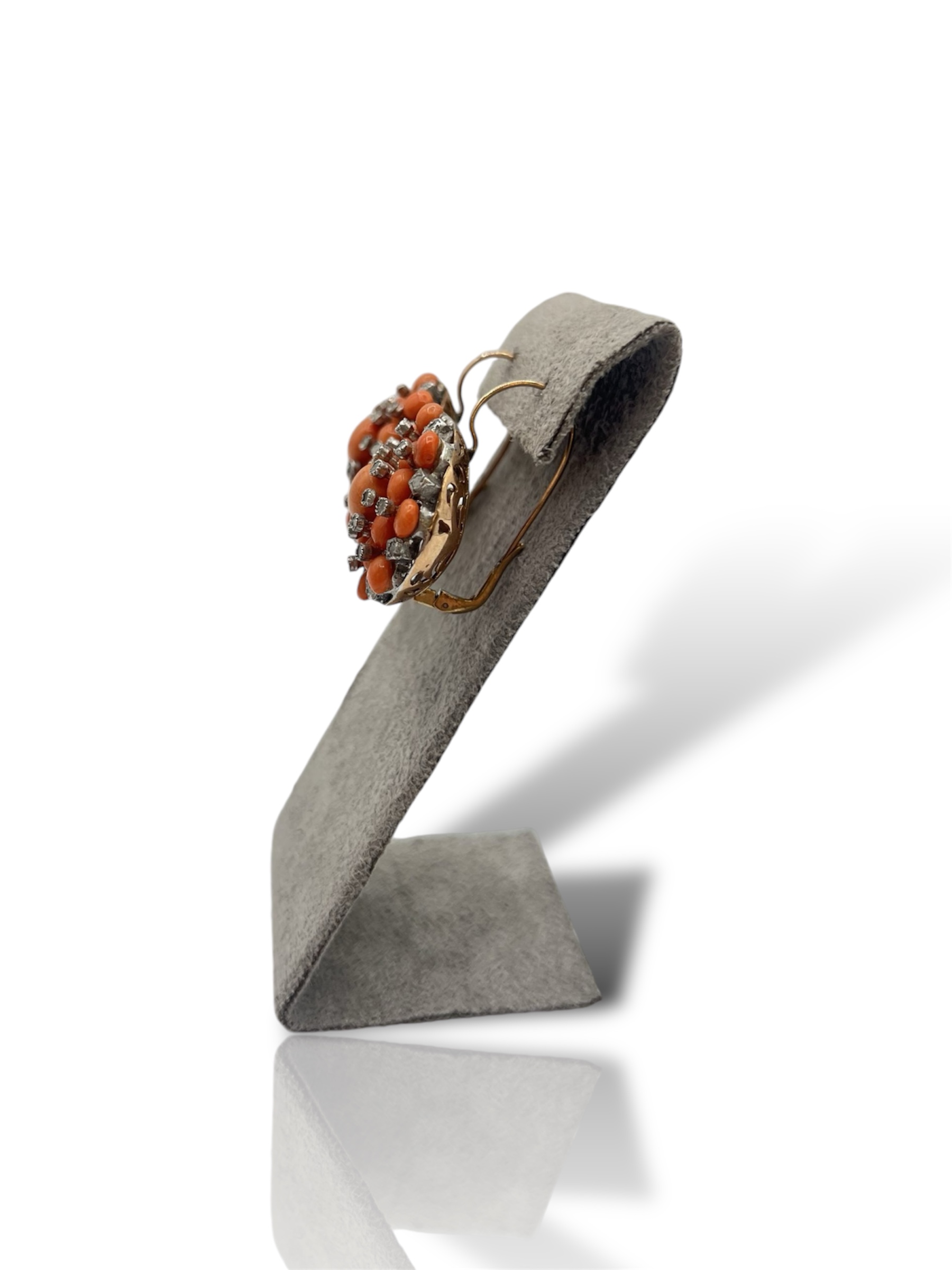 Splendidi orecchini Corallo Sciacca in stile antico con diamanti piatti in oro, un gioiello di lusso firmato Patricia Oro Creations. (Vista 2)