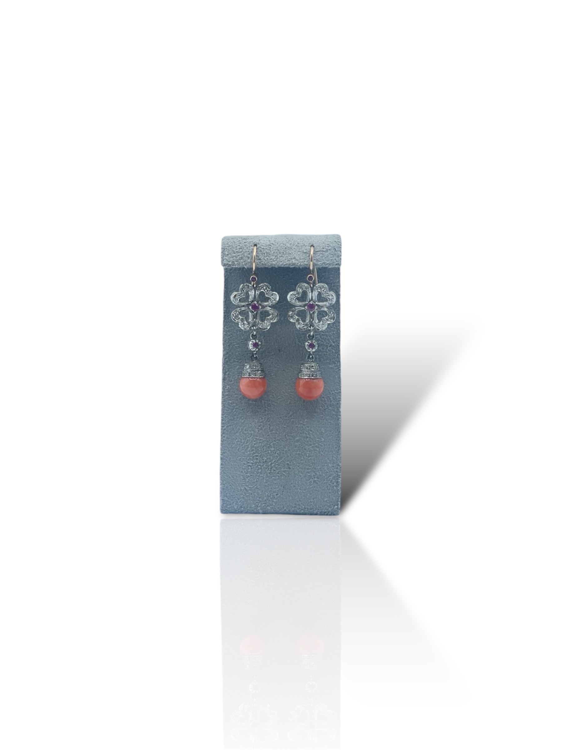 Splendidi orecchini Corallo Sciacca in stile antico con diamanti piatti e rubino, un capolavoro di alta gioielleria made in italy.