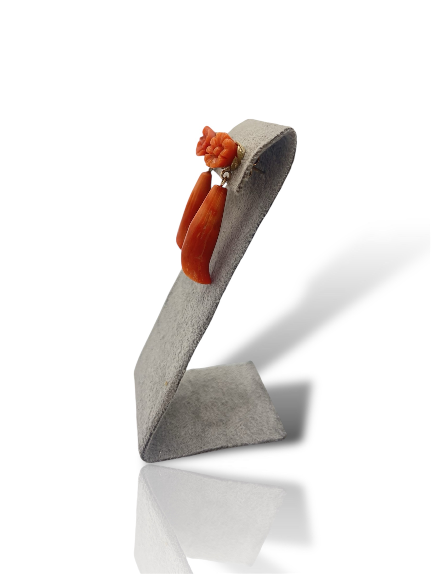 Splendidi orecchini Corallo Sciacca Frutta e Fiori di Patricia Oro Creations, un esempio di gioielli made in italy e alta gioielleria. (Vista 2)