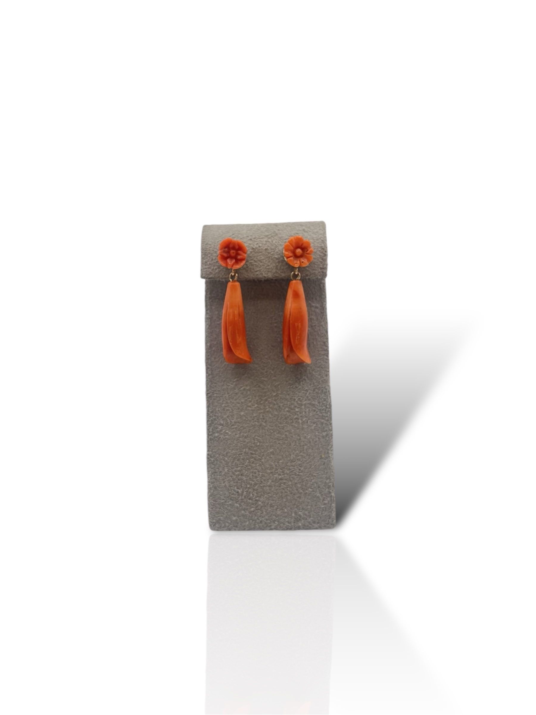 Splendidi orecchini Corallo Sciacca Frutta e Fiori di Patricia Oro Creations, un esempio di gioielli made in italy e alta gioielleria.