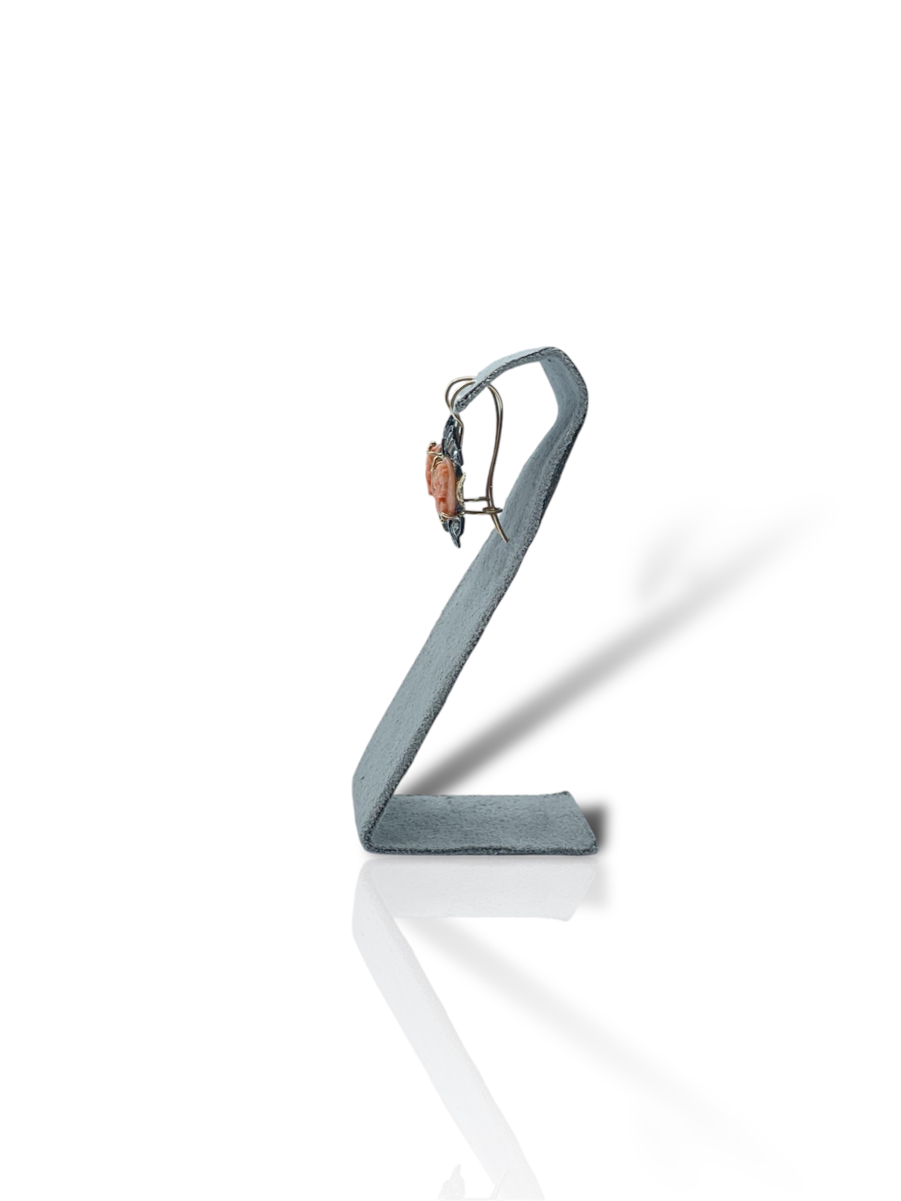 Splendidi orecchini in Corallo Sciacca di Patricia Oro Creations, un esempio di gioielli made in italy, perfetti per un'eleganza senza tempo. (Vista 2)