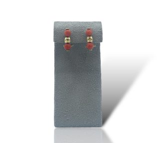 Splendidi orecchini Corallo Sciacca con sfere incise in Oro Giallo 750, un capolavoro di alta gioielleria made in italy.