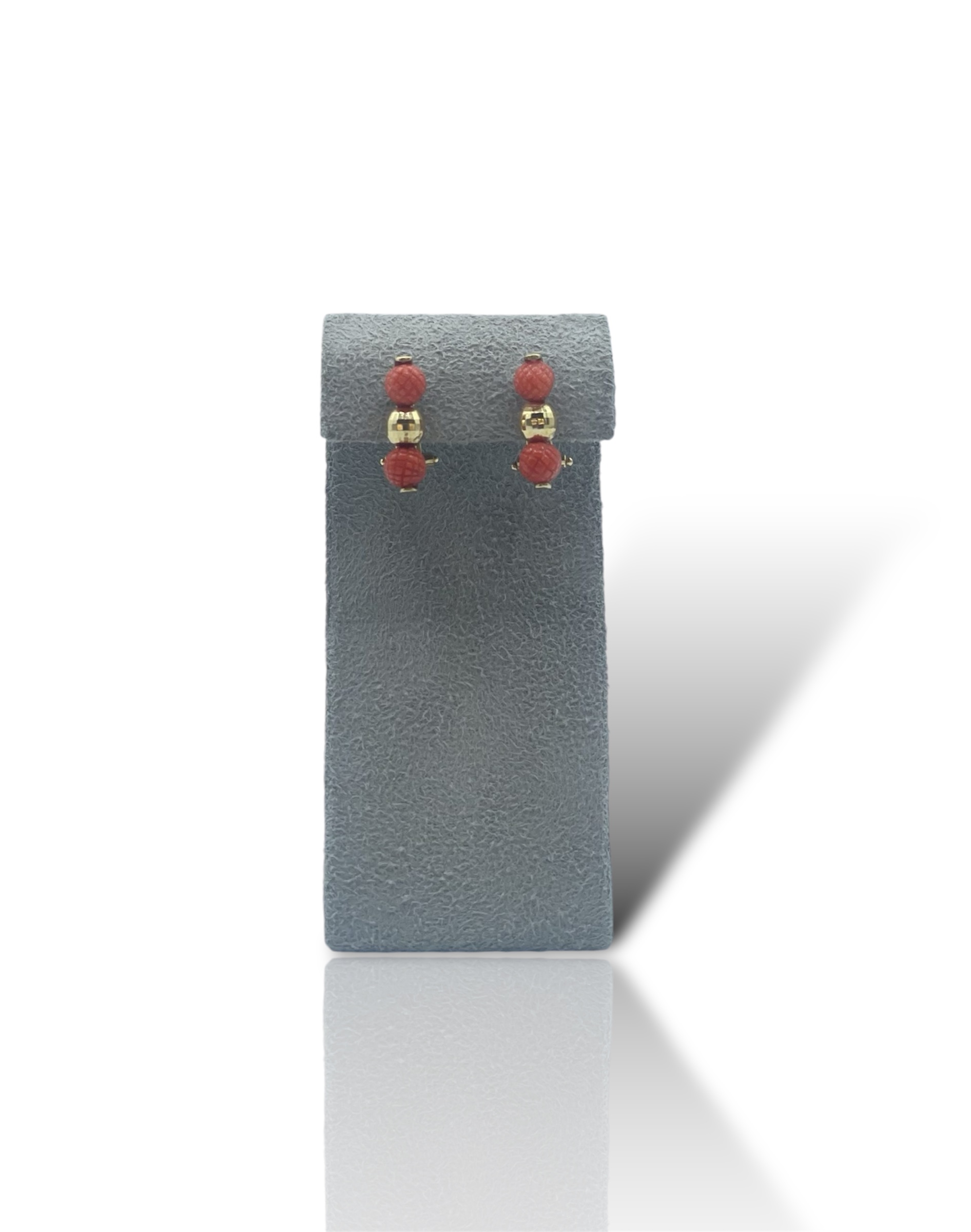 Splendidi orecchini Corallo Sciacca con sfere incise in Oro Giallo 750, un capolavoro di alta gioielleria made in italy.