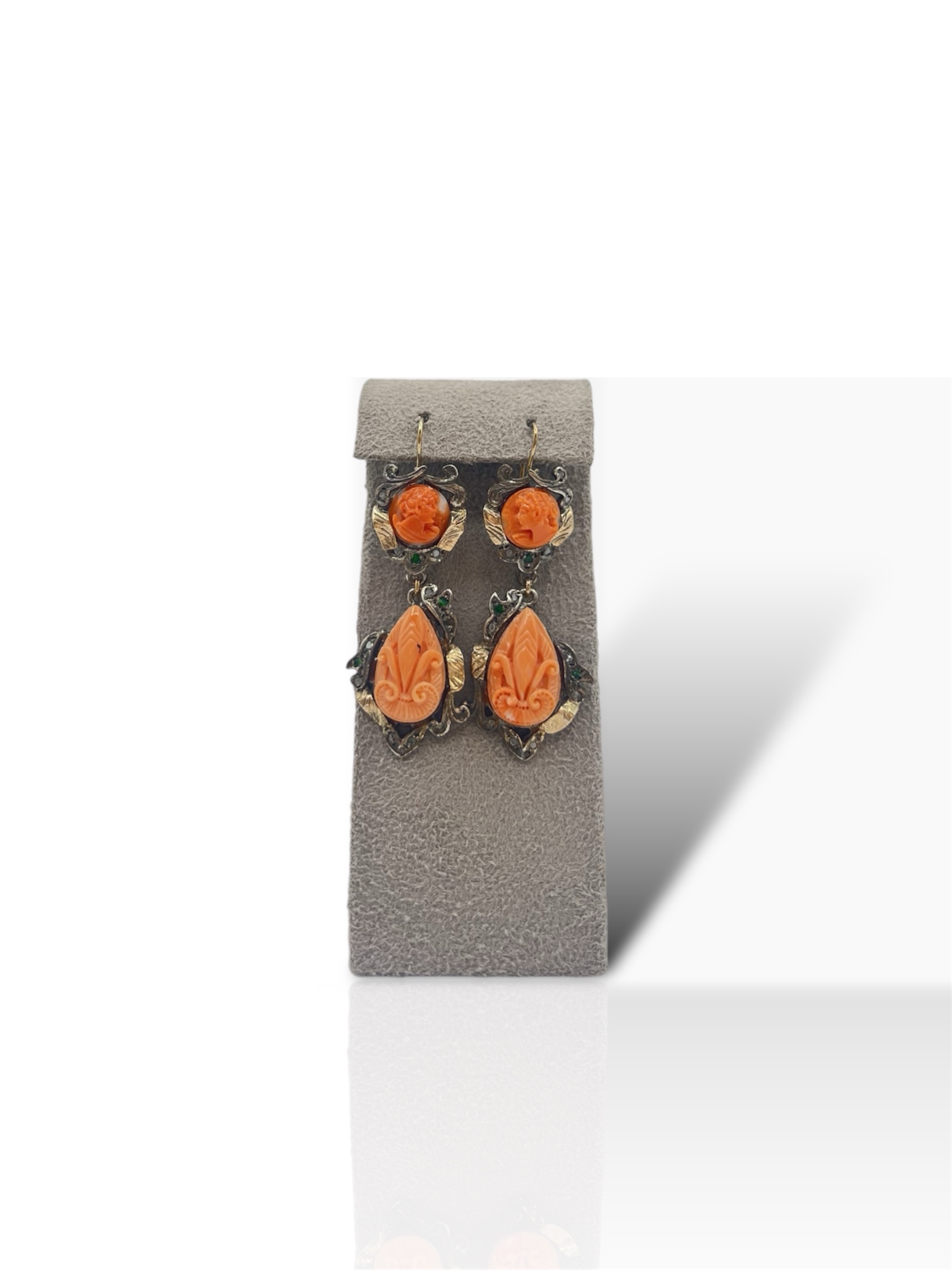 Splendidi orecchini Corallo Sciacca in oro, un esempio di gioielli made in italy, perfetti per un'idea regalo preziosa.