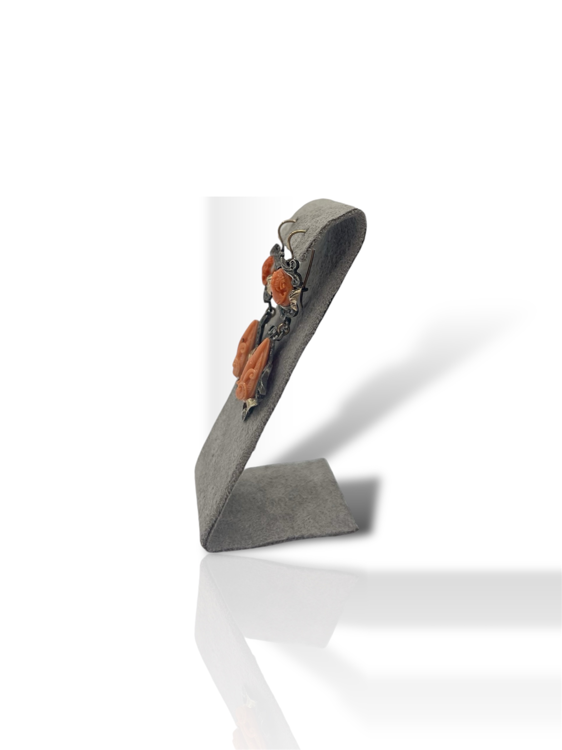 Splendidi orecchini Corallo Sciacca in oro, un esempio di gioielli made in italy, perfetti per un'idea regalo preziosa. (Vista 2)