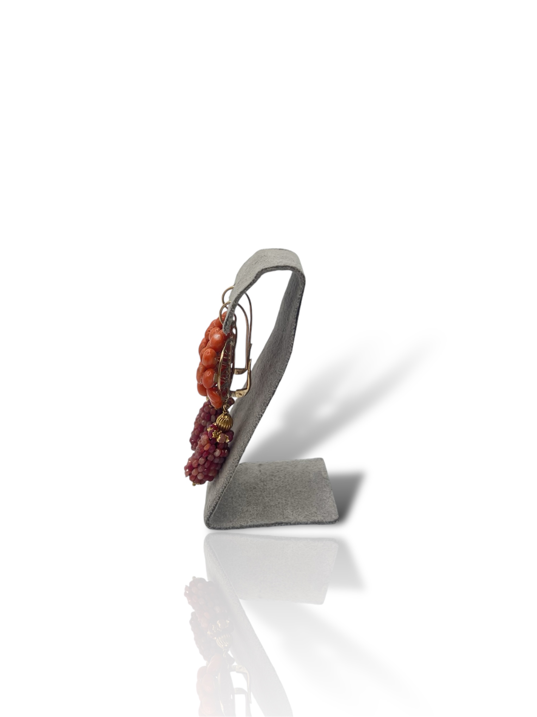 Splendidi orecchini Corallo Sciacca in oro con radice di rubino, gioielli made in italy di Patricia Oro Creations, un'eccellenza dell'alta gioielleria. (Vista 2)