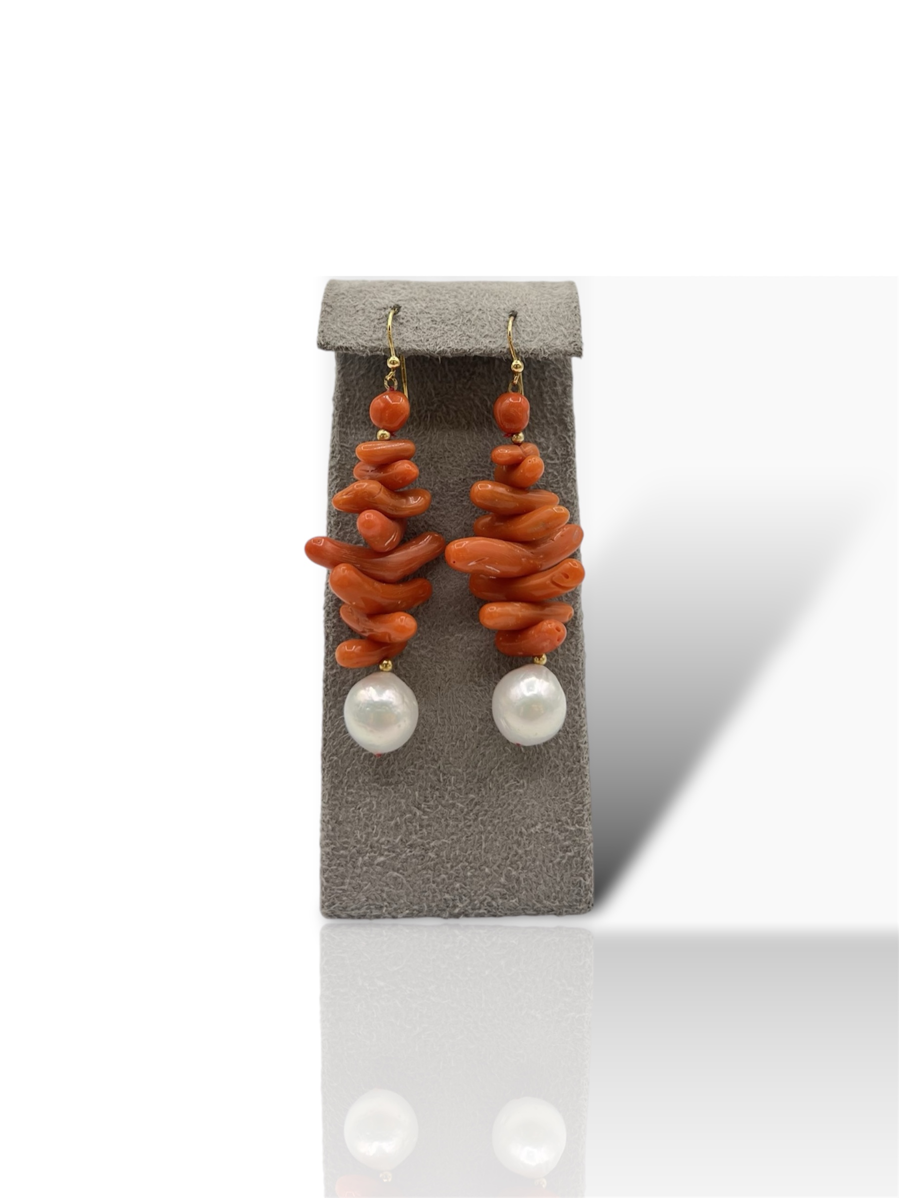 Splendidi orecchini Corallo Sciacca con perle, gioielli made in Italy di Patricia Oro Creations, un'eccellenza dell'artigianato orafo.