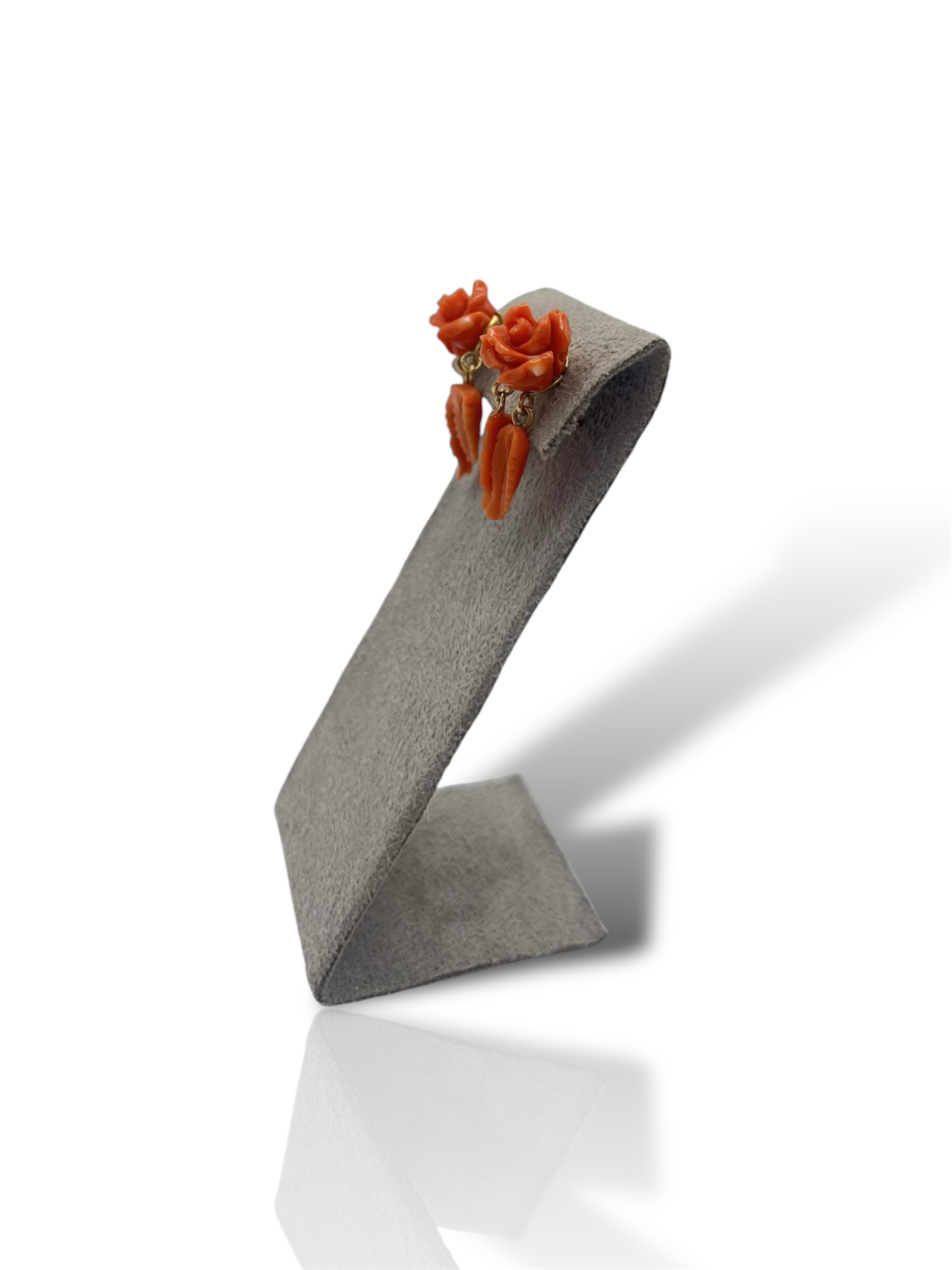 Splendidi orecchini Corallo Sciacca con rose incise in oro, un capolavoro di alta gioielleria made in Italy. (Vista 2)