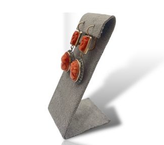 Splendidi orecchini Corallo Sciacca con Rose Coronè in Oro, gioielli made in italy di Patricia Oro Creations, un'idea regalo preziosa per celebrare l'eleganza. (Vista 2)