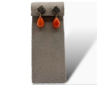 Splendidi Orecchini Corallo Sciacca con Rose Coronè in Oro, un capolavoro di alta gioielleria made in italy, perfetti per un'idea regalo preziosa.