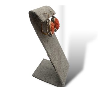 Splendidi orecchini Corallo Sciacca con Rose Coronè in Oro, gioielli made in italy di Patricia Oro Creations, un'idea regalo preziosa per celebrare l'eleganza. (Vista 2)