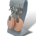 Splendidi orecchini in stile antico con creole in corallo e oro, un capolavoro di gioielli made in italy, perfetti per un'occasione speciale. (Vista 2)
