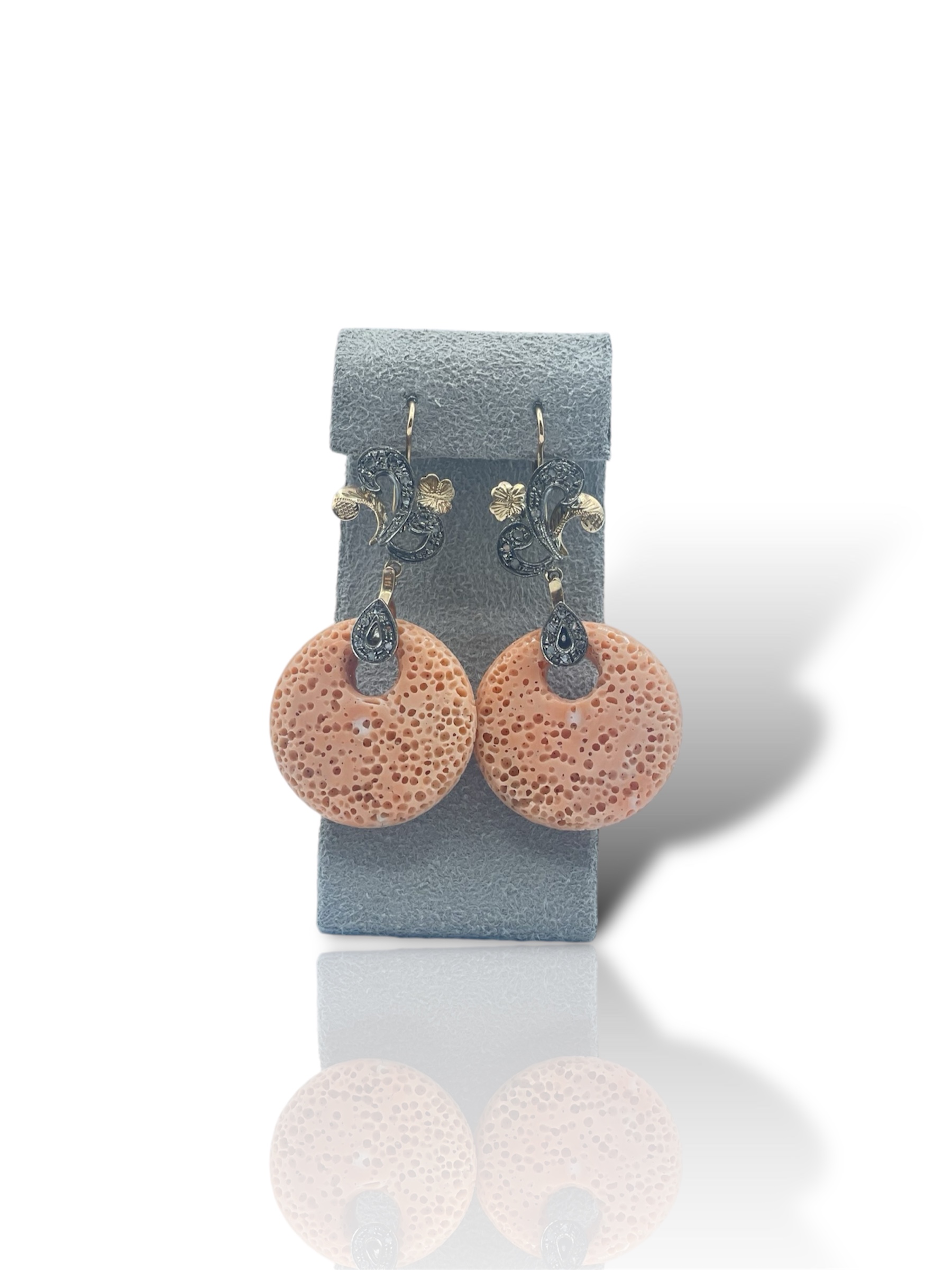 Splendidi orecchini in stile antico con creole in corallo e oro, un capolavoro di gioielli made in italy, perfetti per un'occasione speciale.