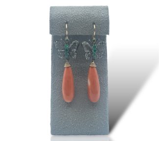 Splendidi orecchini in stile antico con gocce di corallo Sciacca, gioielli made in italy di Patricia Oro Creations, un'eccellenza dell'oreficeria artigianale.