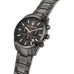 Scopri l'Orologio Maserati Attrazione, un gioiello di lusso per l'uomo moderno. Un accessorio di alta orologeria, perfetto come idea regalo preziosa. (Vista 4)
