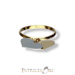 Anello da donna con pendente a forma di cuore, un gioiello di lusso perfetto per un regalo prezioso.