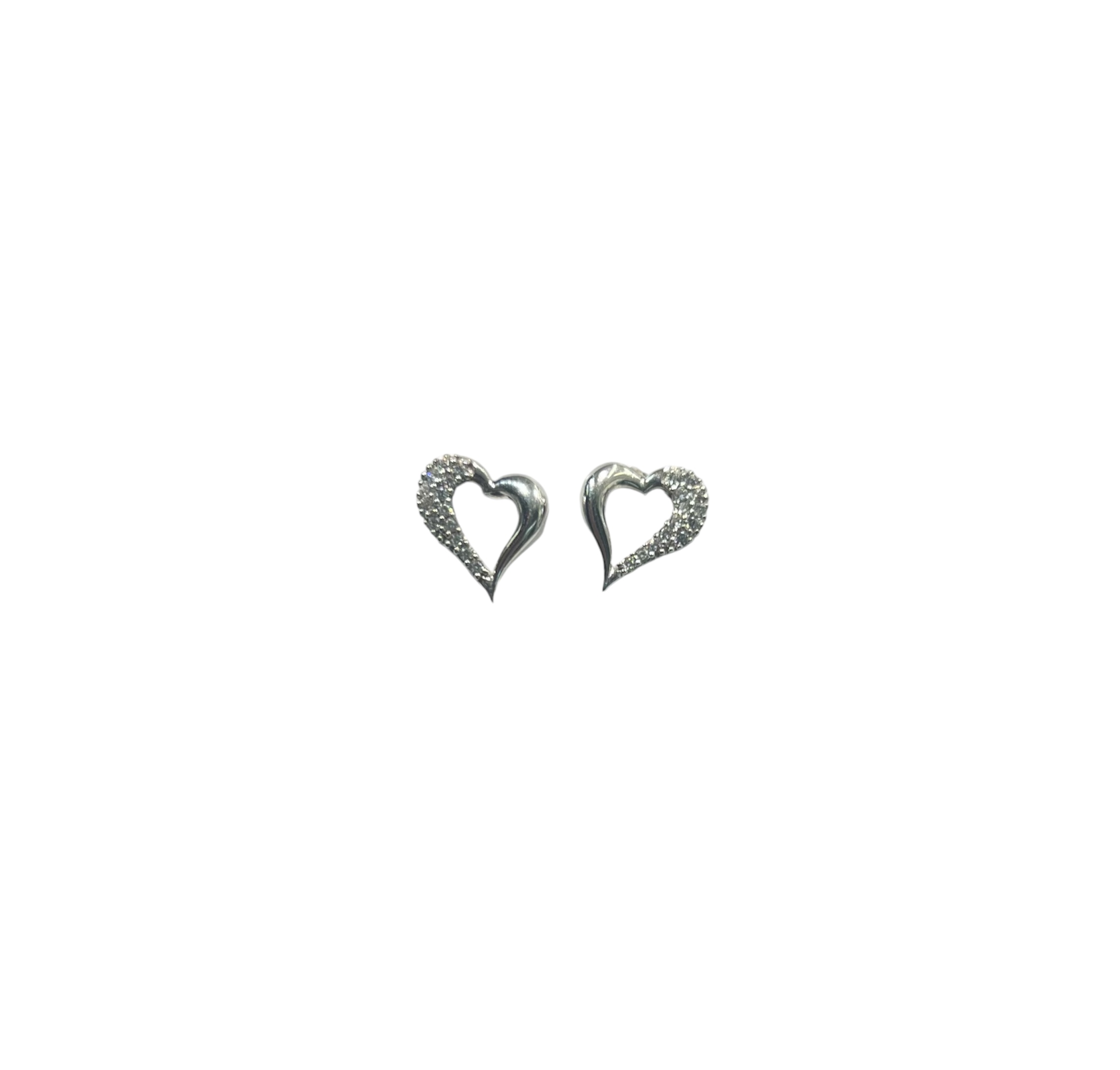 Orecchini Cuore con Zirconi in Oro Bianco 750 - Gioielli di Lusso | Gioielleria Patricia Oro Splendidi orecchini a cuore con zirconi in oro bianco 750, un gioiello di lusso perfetto per un'idea regalo preziosa.