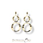 Eleganti Orecchini Pendenti in Oro da Donna, un gioiello di lusso perfetto per un'occasione speciale.