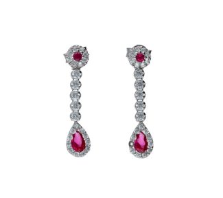 Eleganti orecchini pendenti in oro 750 e zirconi, un gioiello di lusso perfetto per un'occasione speciale.