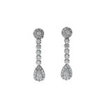 Splendidi orecchini pendenti con zirconi in oro 750, un gioiello di lusso perfetto per un'occasione speciale.