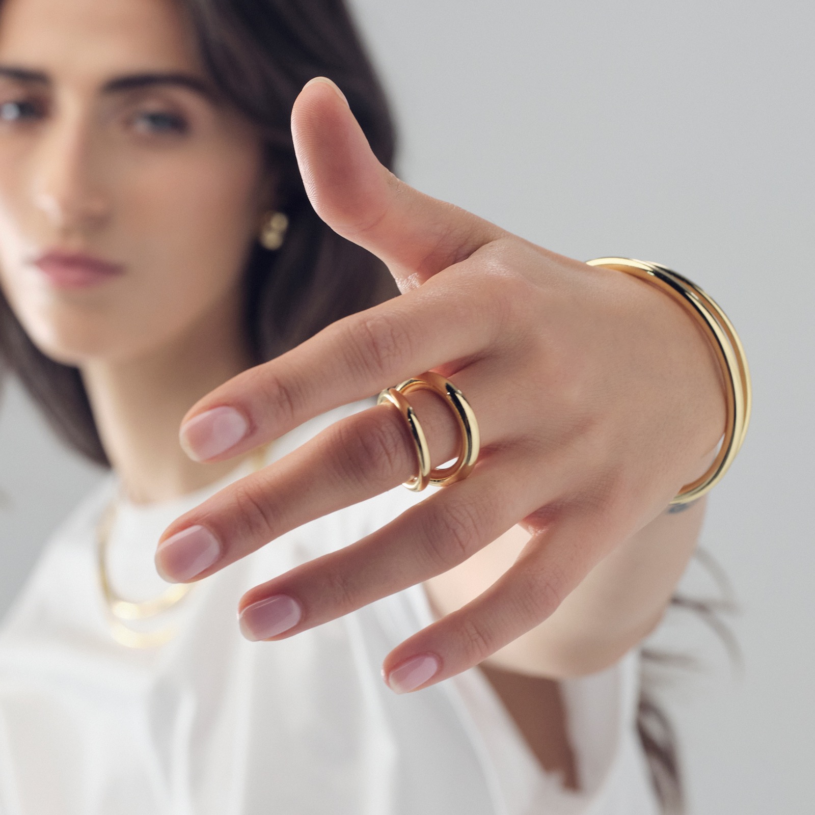 L'anello UnoAerre dorato, un gioiello di lusso che incarna l'eleganza e la raffinatezza dell'oreficeria italiana. (Vista 2)