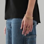 Bracciale Chiodo Dorato UnoAerre: un gioiello di lusso che incarna l'eleganza senza tempo. (Vista 2)