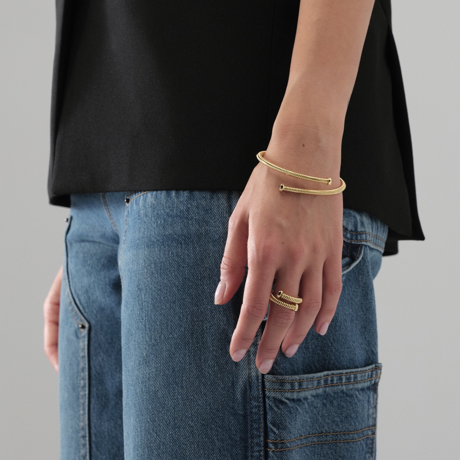 Bracciale Chiodo Dorato UnoAerre: un gioiello di lusso che incarna l'eleganza senza tempo. (Vista 2)