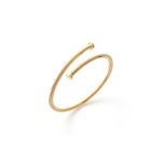 Bracciale Chiodo Dorato UnoAerre: un gioiello di lusso che incarna l'eleganza senza tempo.