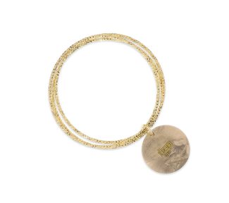 Scopri l'eleganza senza tempo del Bracciale Rigido UnoAerre, un gioiello di lusso che incarna la raffinatezza dell'alta gioielleria.