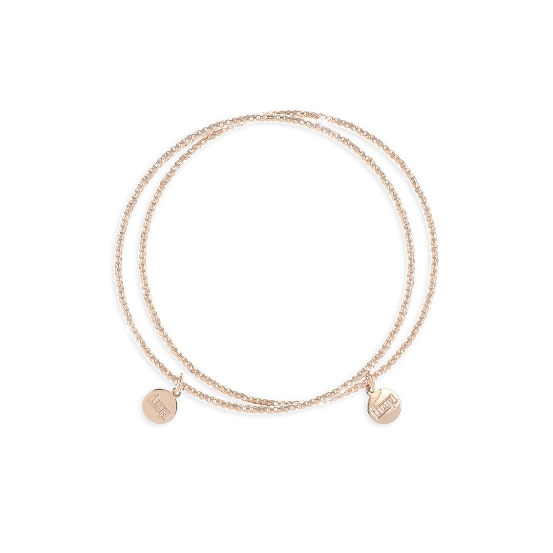 Scopri l'eleganza senza tempo del Bracciale Rigido UnoAerre, un gioiello di lusso che incarna la raffinatezza dell'alta gioielleria.