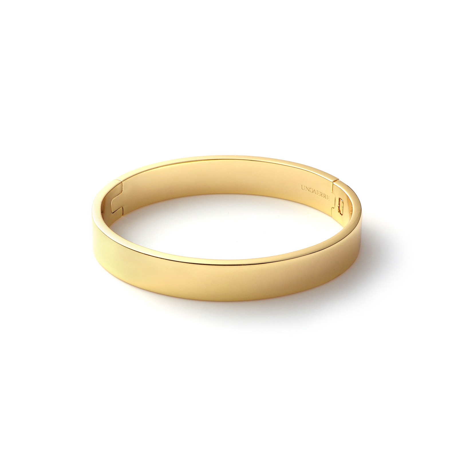 Scopri l'eleganza senza tempo del Bracciale Rigido UnoAerre, un gioiello di lusso che incarna la raffinatezza dell'alta gioielleria.