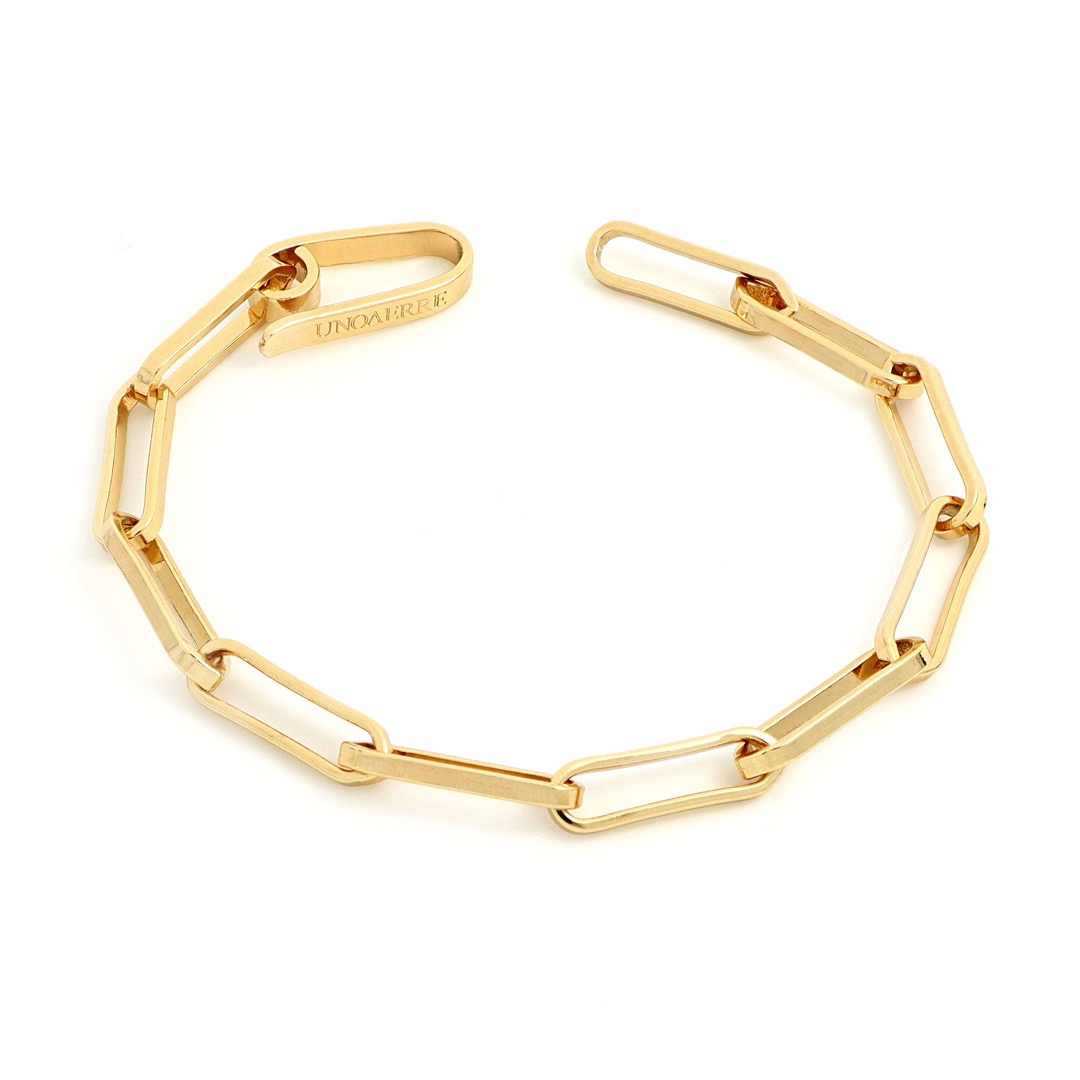 Bracciale UnoAerre dorato: un gioiello di lusso per un'eleganza senza tempo.