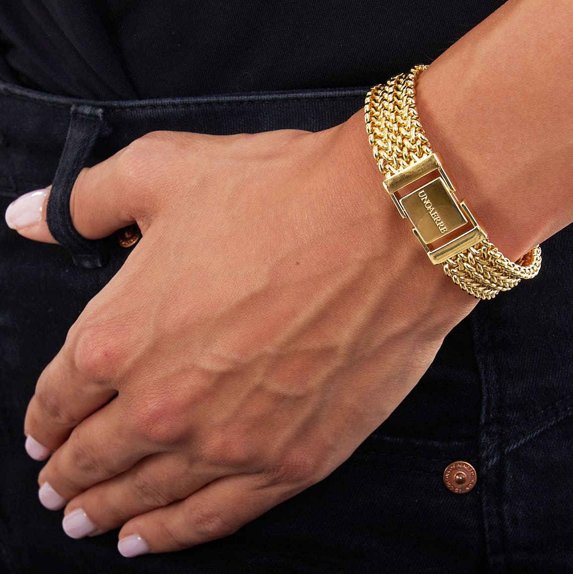 Bracciale UnoAerre dorato: un gioiello di lusso per un'eleganza senza tempo. (Vista 2)