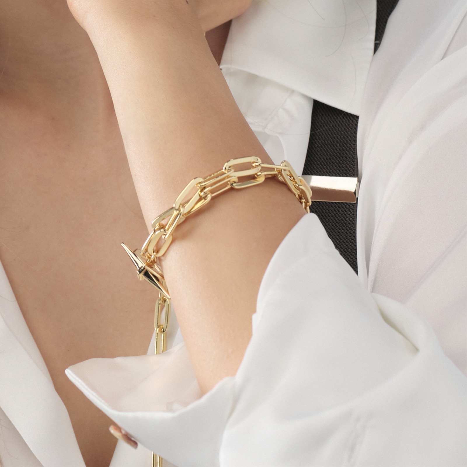 Bracciale UnoAerre, un gioiello di lusso che incarna l'eleganza e la raffinatezza dell'alta gioielleria italiana. (Vista 2)