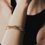Bracciale UnoAerre, un gioiello di lusso che incarna l'eleganza e la raffinatezza dell'alta gioielleria italiana. (Vista 2)
