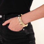 Bracciale UnoAerre rigido dorato, un gioiello di lusso perfetto per un'occasione speciale. (Vista 2)