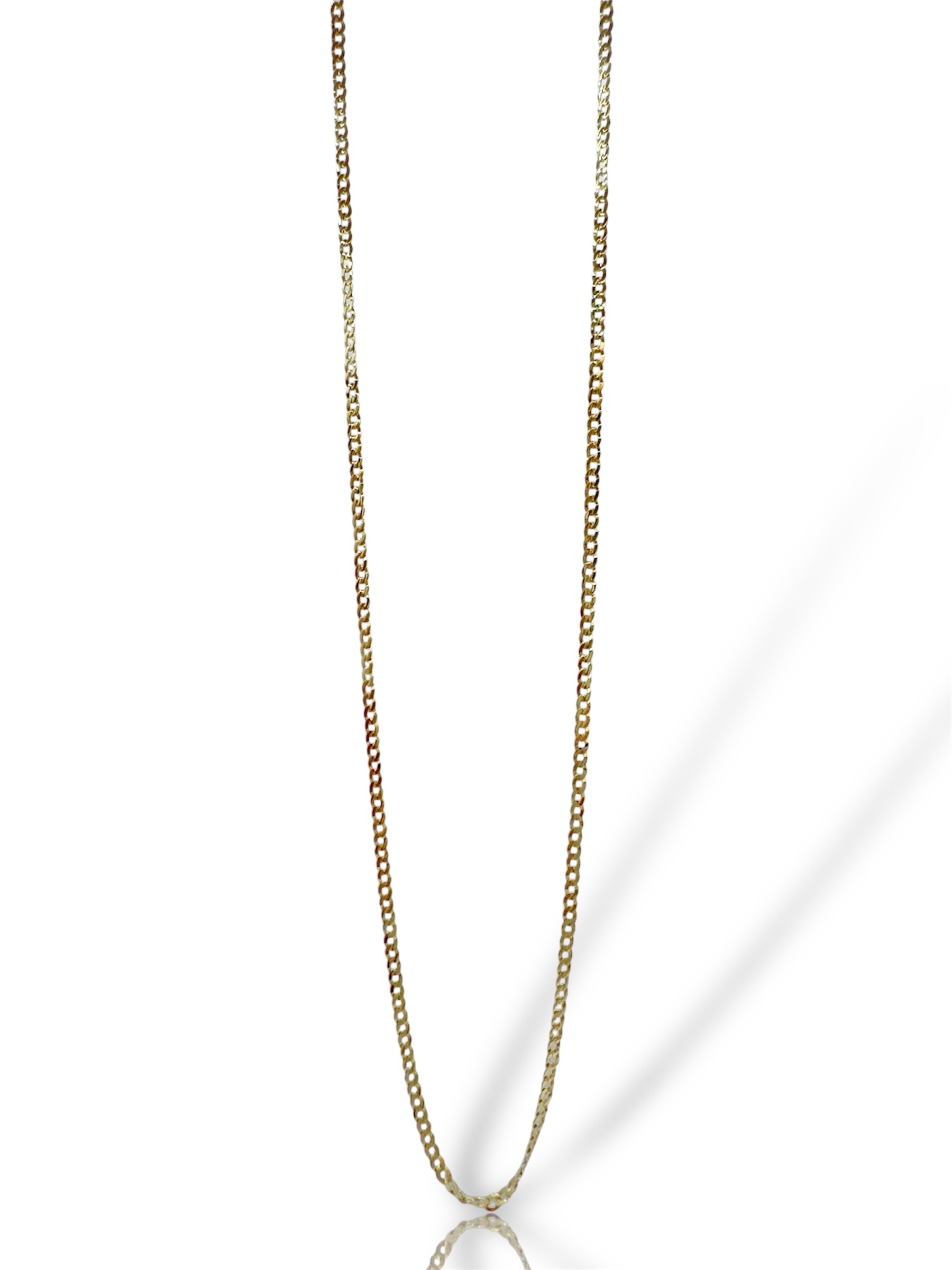 Collana in oro lunga da uomo, un gioiello di lusso realizzato con maestria artigianale.