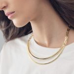 Scopri l'eleganza senza tempo della Collana UnoAerre Rigida, un gioiello di lusso che incarna la raffinatezza dell'alta gioielleria italiana. (Vista 2)